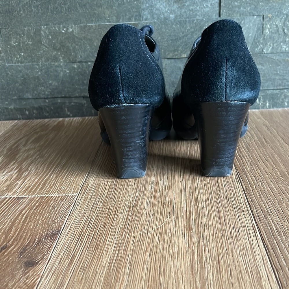 Kenneth Cole Saddle Heels - Picture 3 of 5